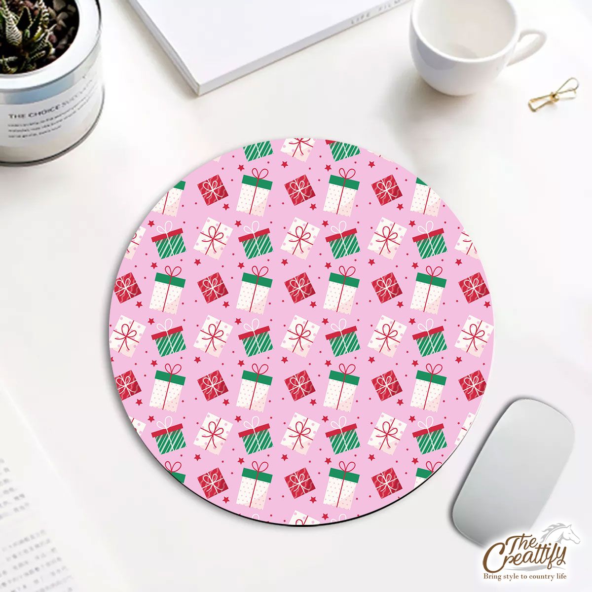 Red Green And White Christmas Gift On Pink Background Round Mouse Pad