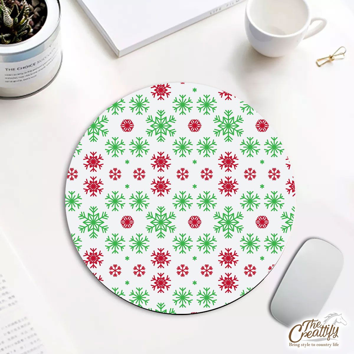 Red Green And White Snowflake Round Mouse Pad