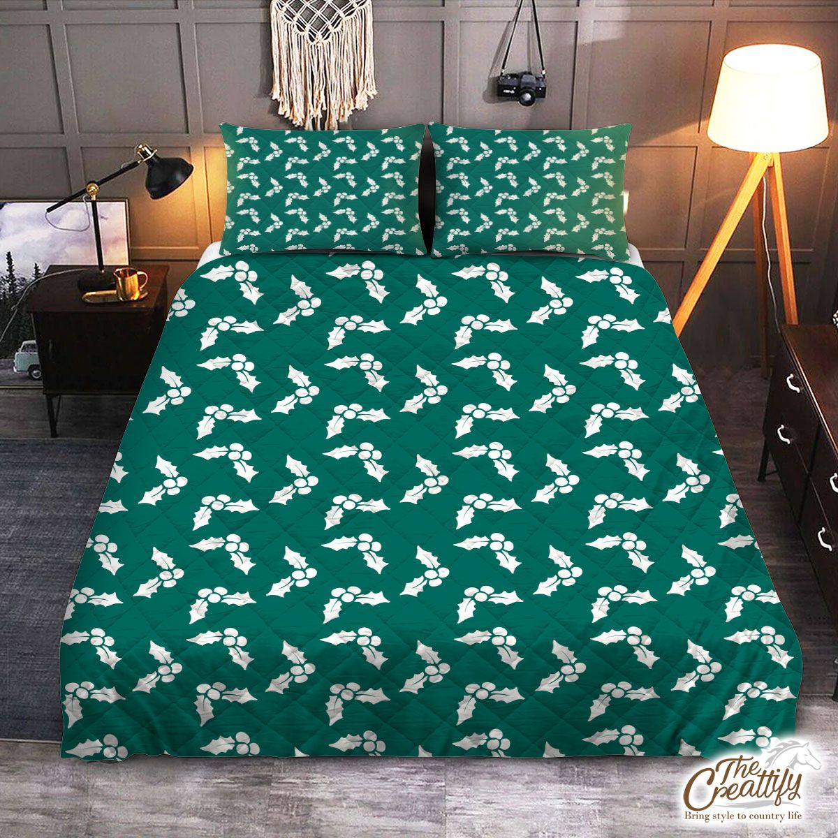 White And Dark Green Holly Leaf Christmas Quilt Set