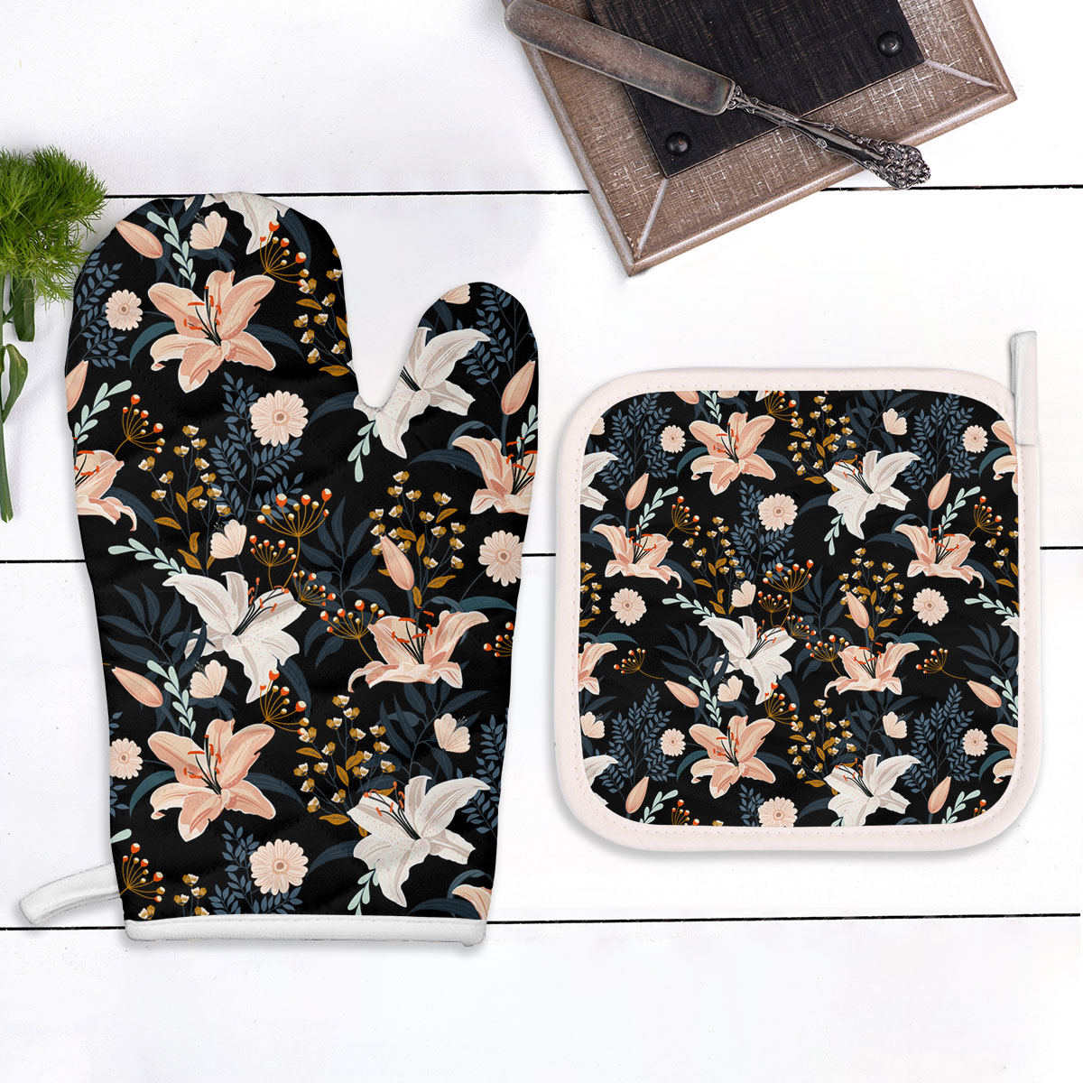 Retro Lily Flowers Oven Mitts Pot Holder Set
