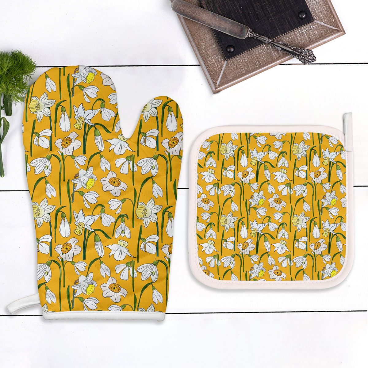 Snowdrops And Daffodils Seamless Pattern Oven Mitts Pot Holder Set