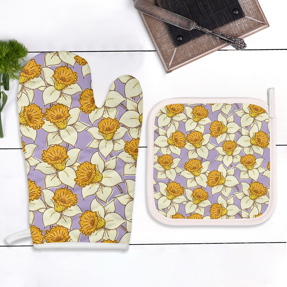 White Daffodils On Purple Background Oven Mitts Pot Holder Set