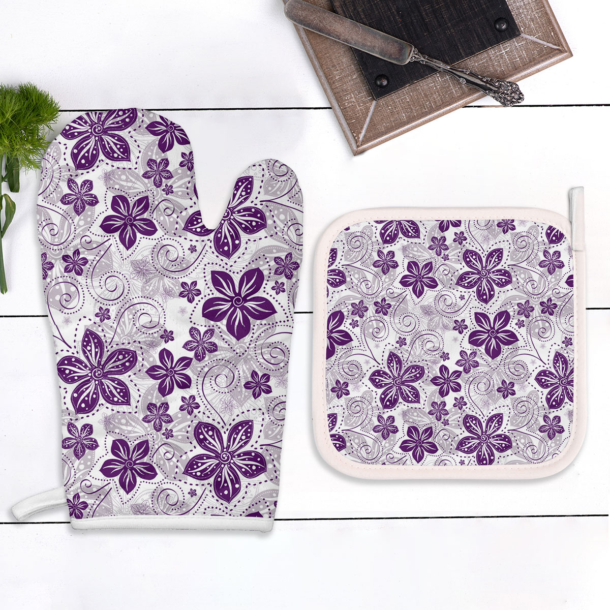 White Violet Floral Pattern Oven Mitts Pot Holder Set