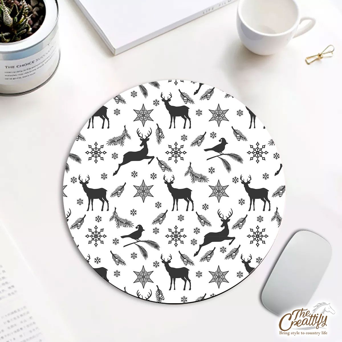 Black And White Reindeer And Snowlfake Christmas Round Mouse Pad