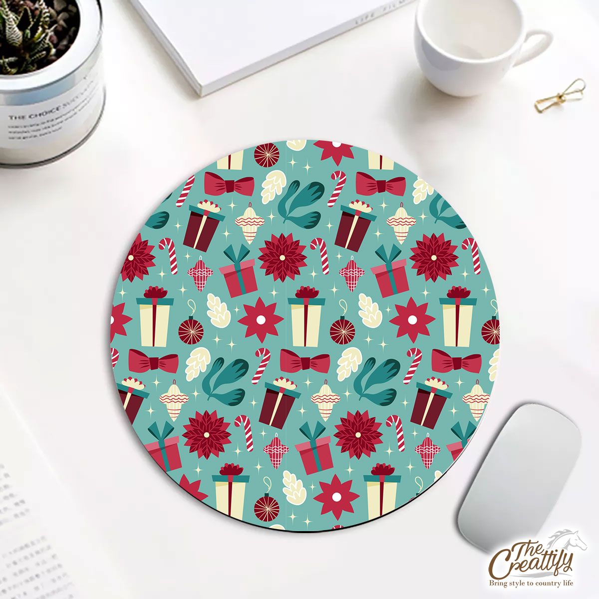 Christmas Gift, Candy Cane On Blue Background Round Mouse Pad