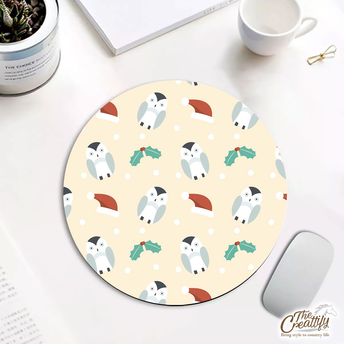 Christmas Penguins, Holly Leaf On Light Yellow Background Round Mouse Pad