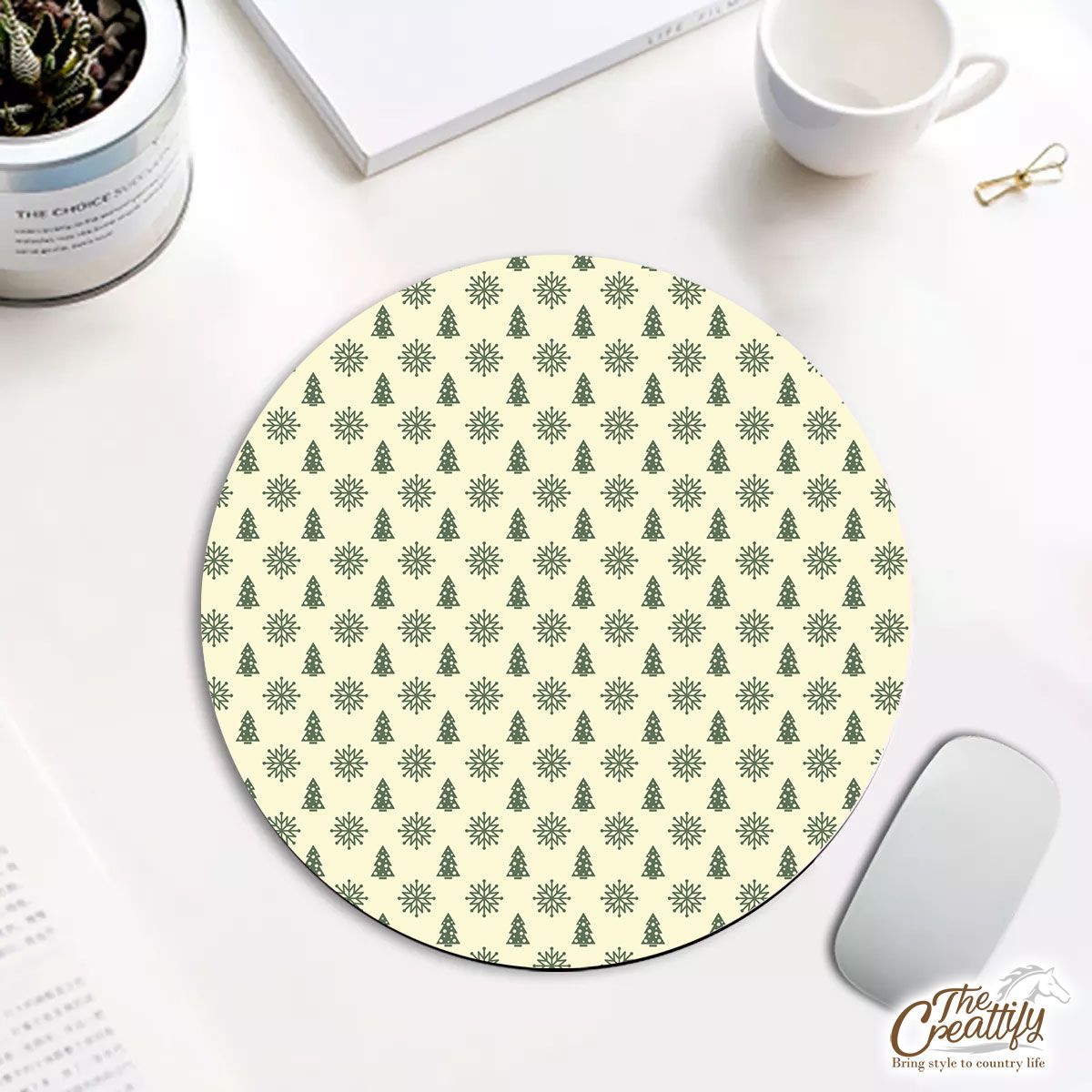 Green And Yellow Christmas Tree With Snowflake Round Mouse Pad