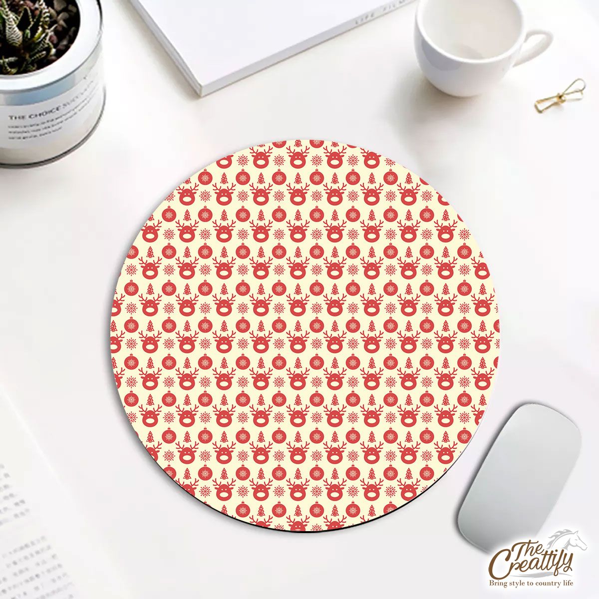 Red And Light Yellow Reindeer, Christmas Ball, Snowflakes Round Mouse Pad
