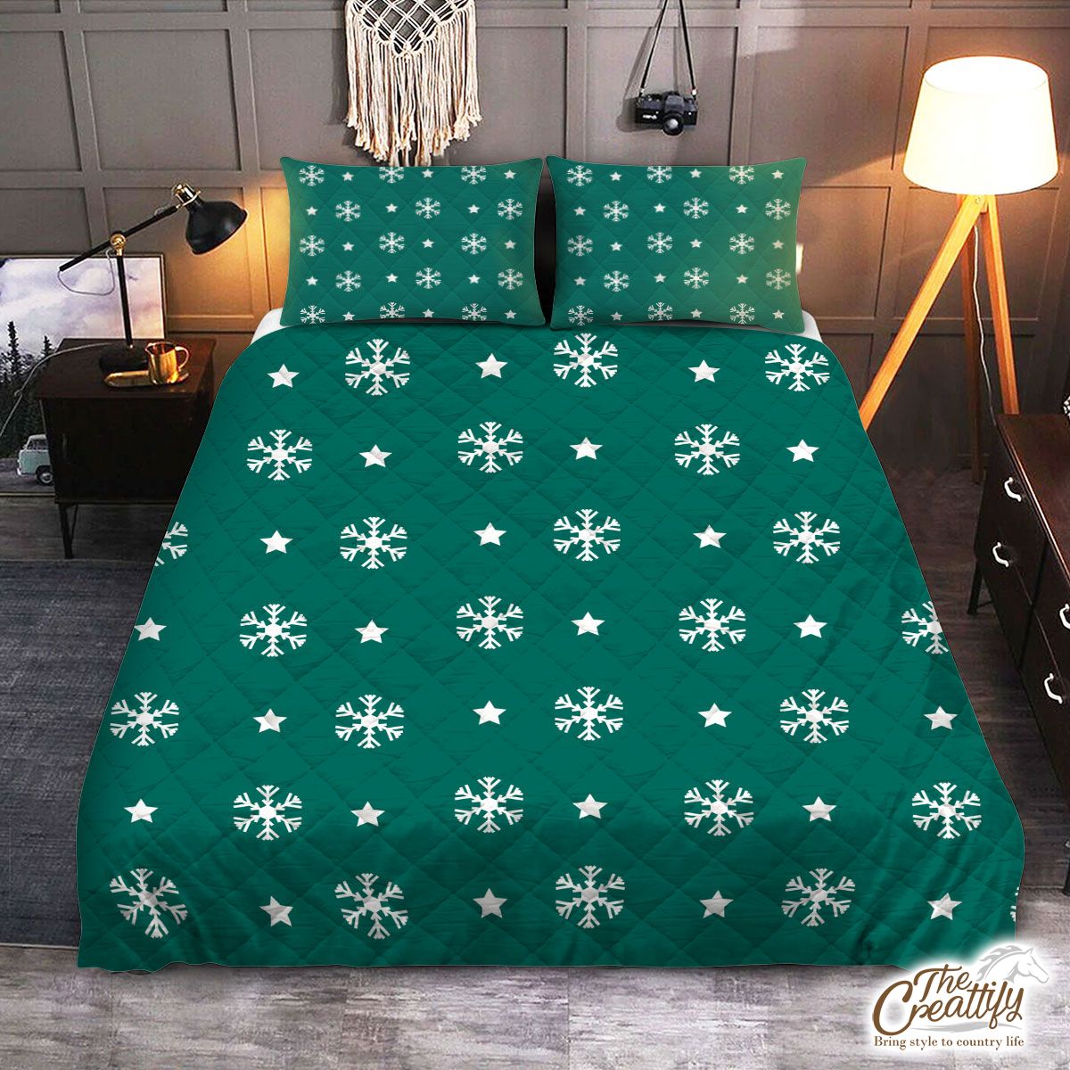 White And Dark Green Snowflake With Christmas Star Quilt Set