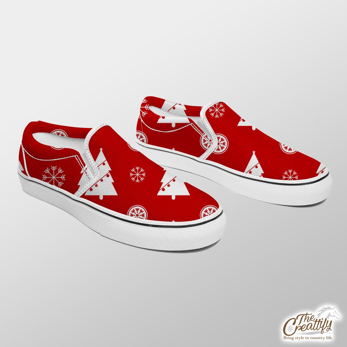 Pine Tree Decorated With Christmas Light And Snowflake Seamless Red Pattern Slip On Sneakers