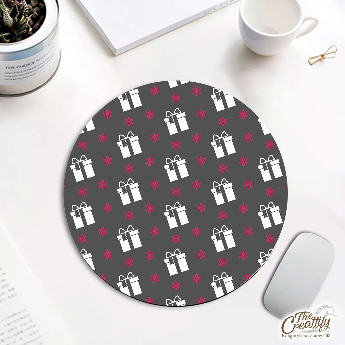 Pink And White Christmas Gift And Snowflake Round Mouse Pad